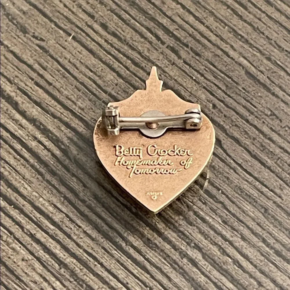 Betty Crocker Heart and Hearth Pin Homemaker of Tomorrow Gold Tone FHA Club